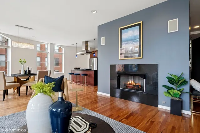 $1,100,000 | 501 North Kingsbury Street, Unit G, Chicago, IL 60654