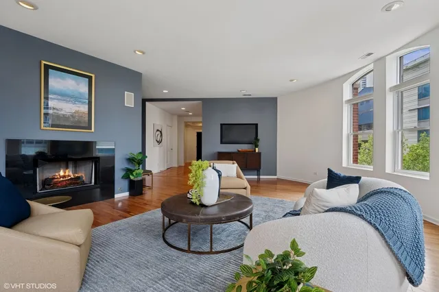 $1,100,000 | 501 North Kingsbury Street, Unit G, Chicago, IL 60654