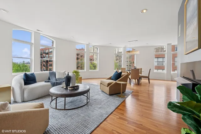 $1,100,000 | 501 North Kingsbury Street, Unit G, Chicago, IL 60654