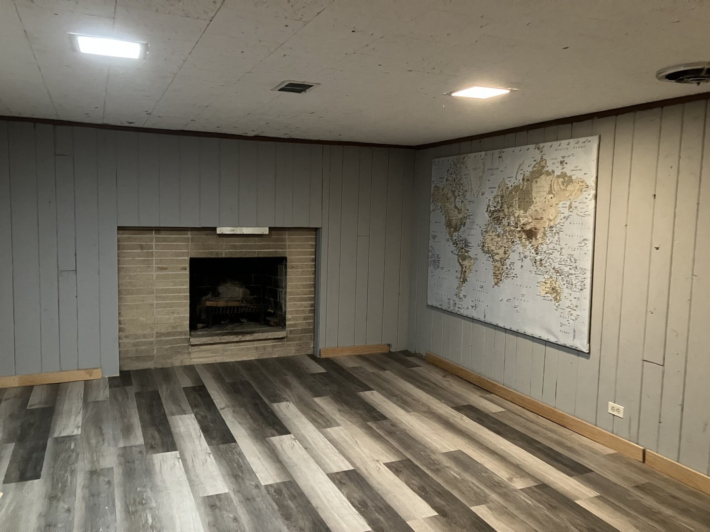 851 Warrington Road Deerfield, IL 60015 - Photo 20 of 25 a view of an empty room with a fireplace