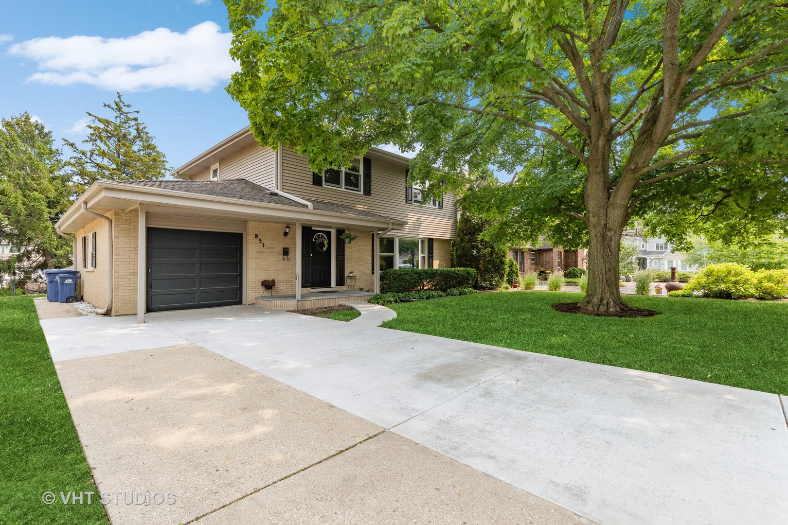 851 Warrington Road Deerfield, IL 60015 - Photo 2 of 25 front view of a house with a yard