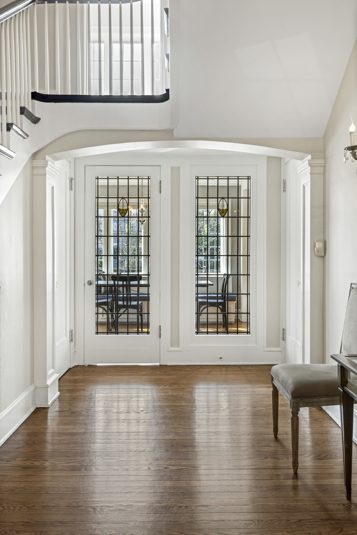 732 Sheridan Road Evanston, IL 60202 - Photo 20 of 46 a view of an empty room with wooden floor and a window