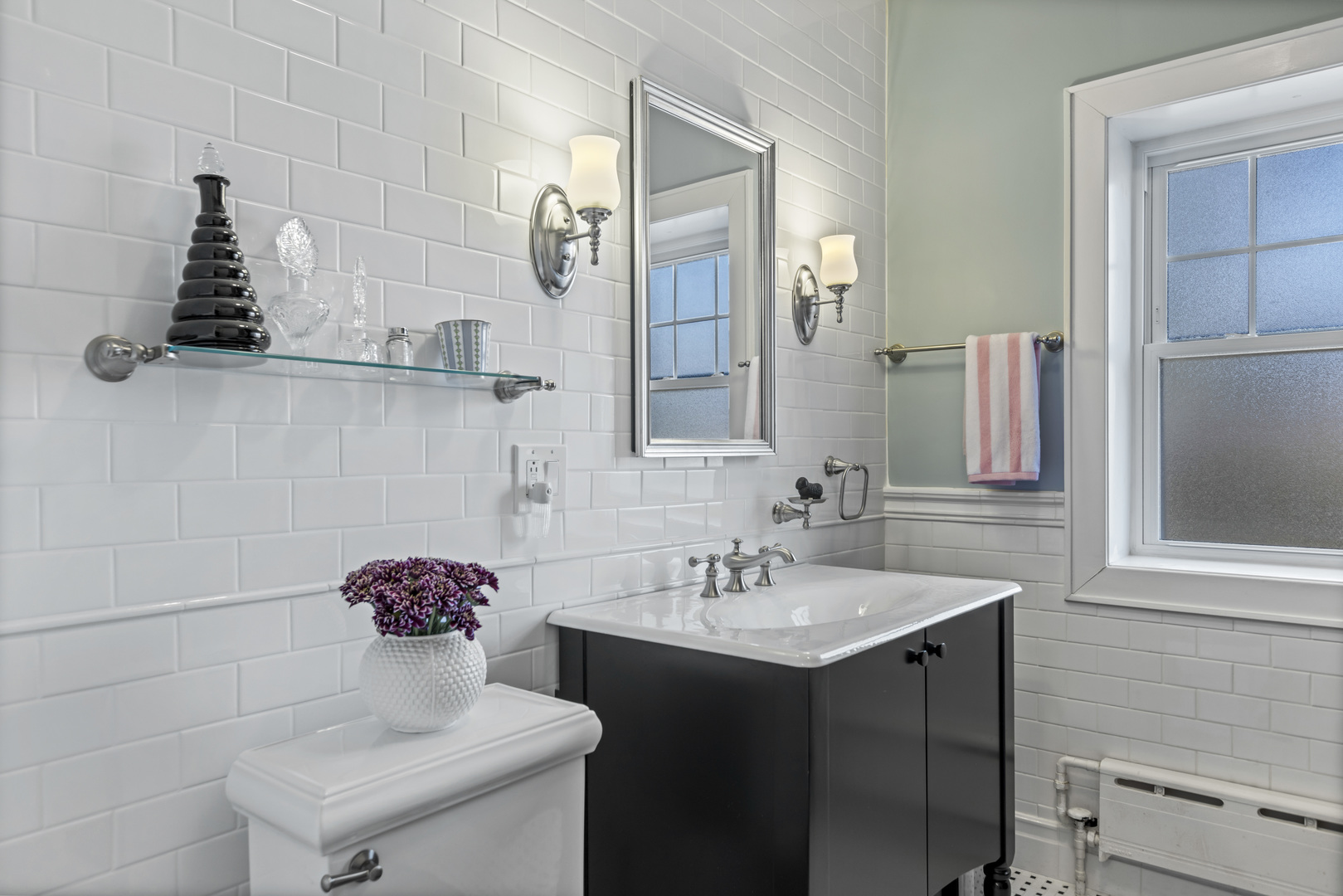 732 Sheridan Road Evanston, IL 60202 - Photo 30 of 46 a bathroom with a sink and a mirror