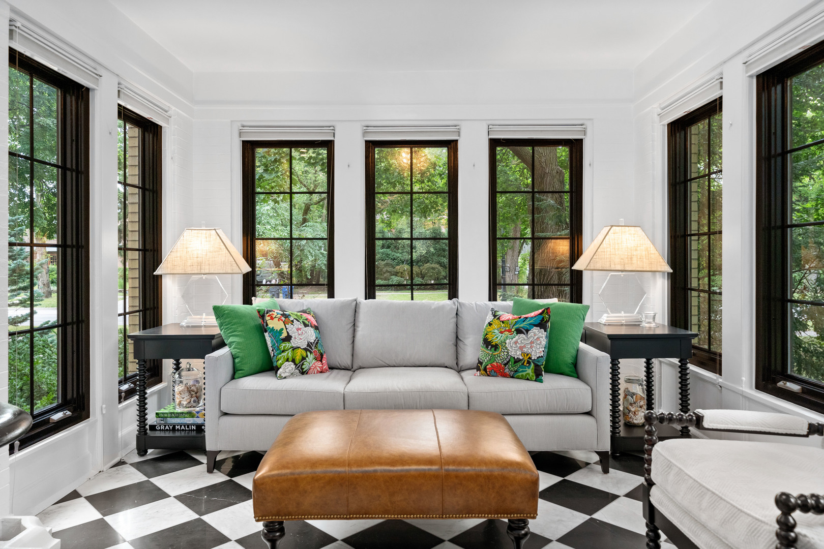 732 Sheridan Road Evanston, IL 60202 - Photo 3 of 46 a living room with furniture and a lamp