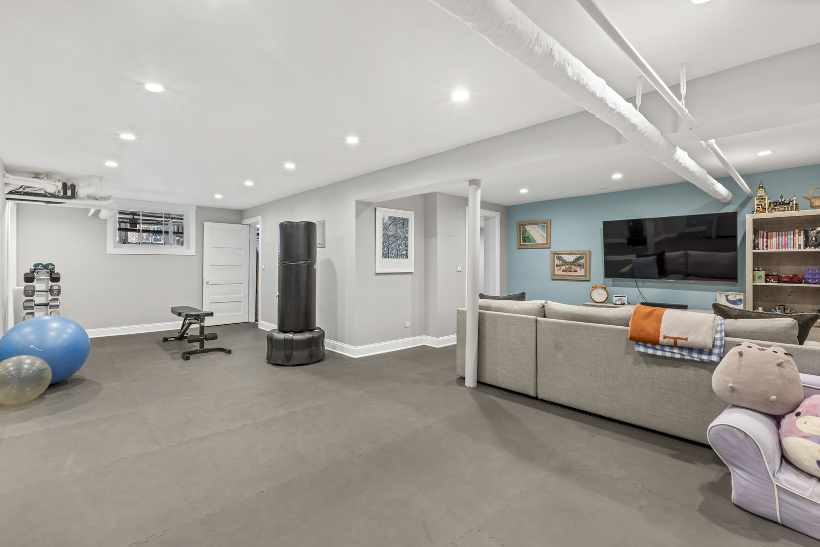 732 Sheridan Road Evanston, IL 60202 - Photo 40 of 46 a view of livingroom with furniture and flat screen tv