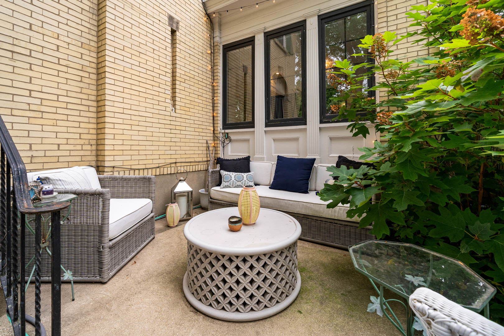 732 Sheridan Road Evanston, IL 60202 - Photo 41 of 46 a bathroom with a toilet a sink and mirror