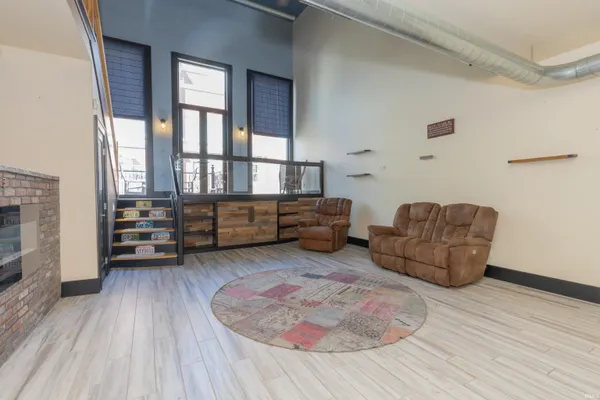 $400,000 | 301 Main Street, Unit D, Evansville, IN 47708