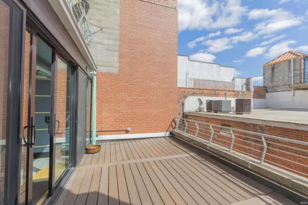 $400,000 | 301 Main Street, Unit D, Evansville, IN 47708