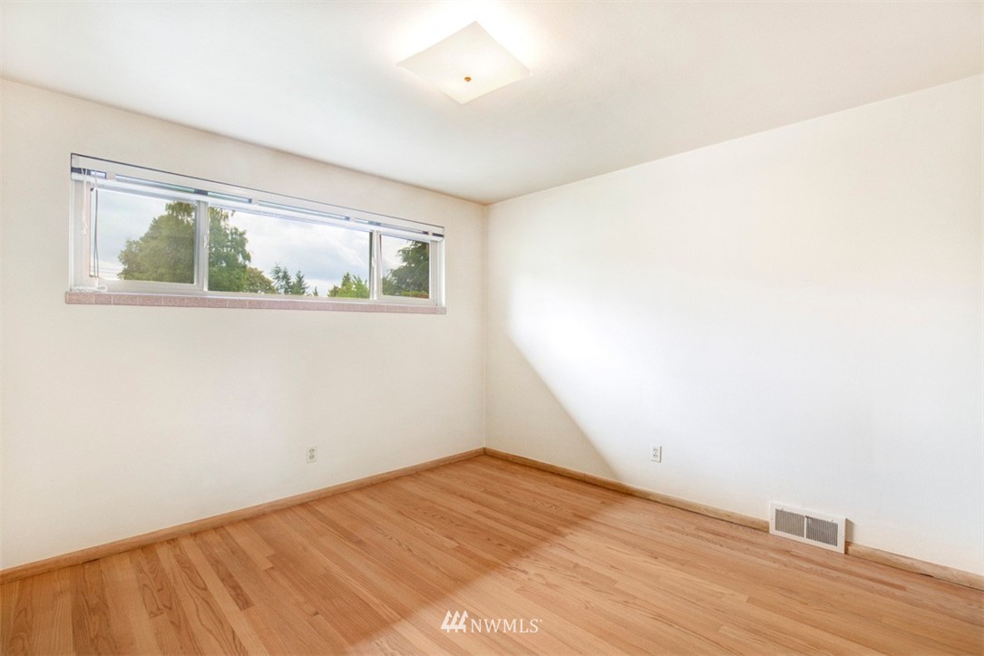 12203 Ridgemont Way North Seattle, WA 98133 - Photo 14 of 25
