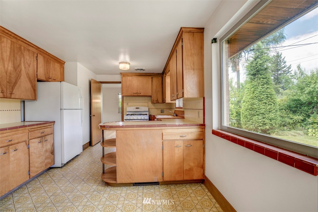 12203 Ridgemont Way North Seattle, WA 98133 - Photo 7 of 25