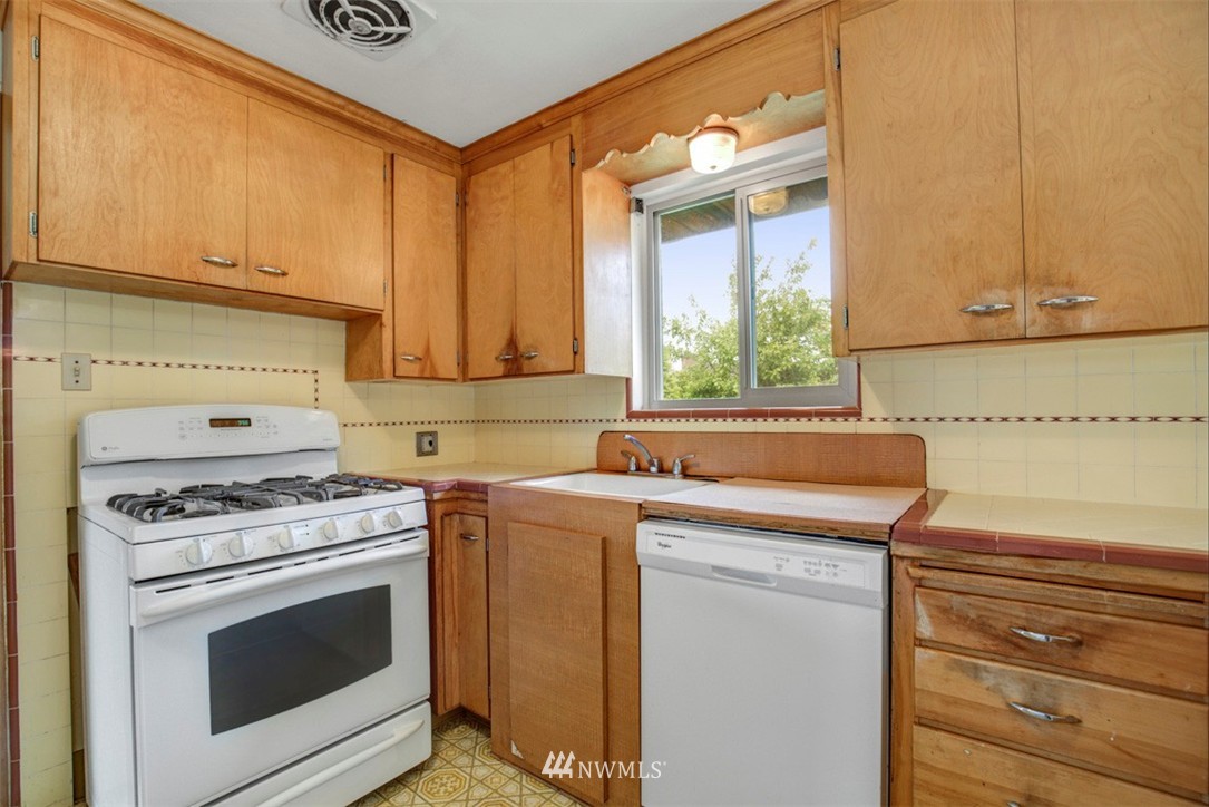 12203 Ridgemont Way North Seattle, WA 98133 - Photo 8 of 25