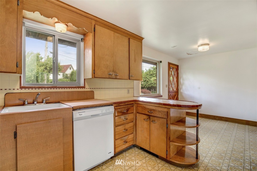 12203 Ridgemont Way North Seattle, WA 98133 - Photo 9 of 25