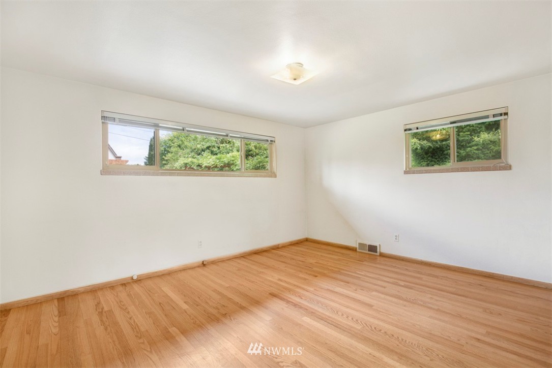 12203 Ridgemont Way North Seattle, WA 98133 - Photo 10 of 25
