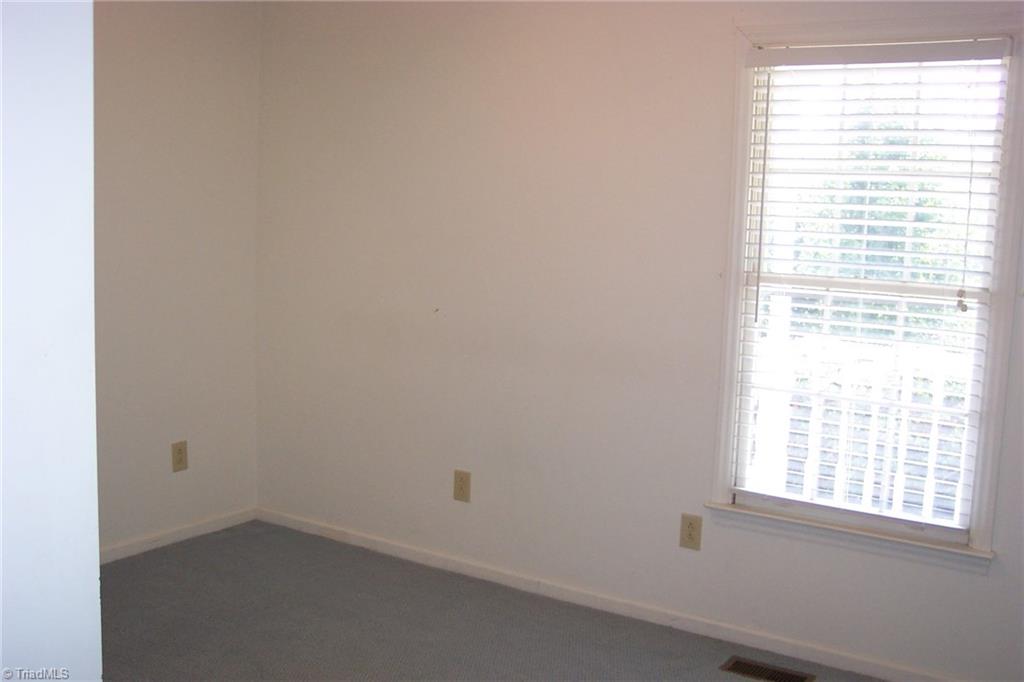 176 Simmons Road Pilot Mountain, NC 27041 - Photo 10 of 16 GREATROOM