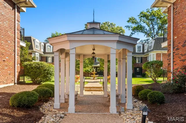 $415,000 | 522 North Kirkwood Road, Unit 2B, Kirkwood, MO 63122