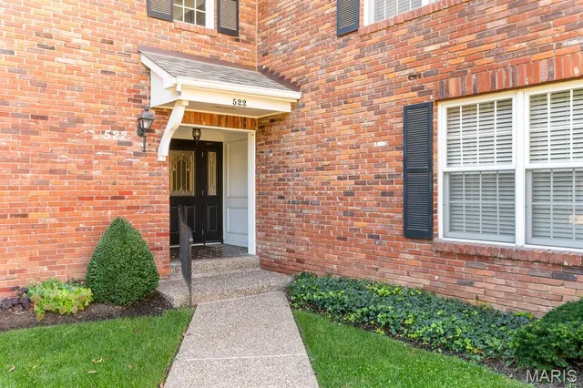 $400,000 | 522 North Kirkwood Road, Unit 2B, Kirkwood, MO 63122