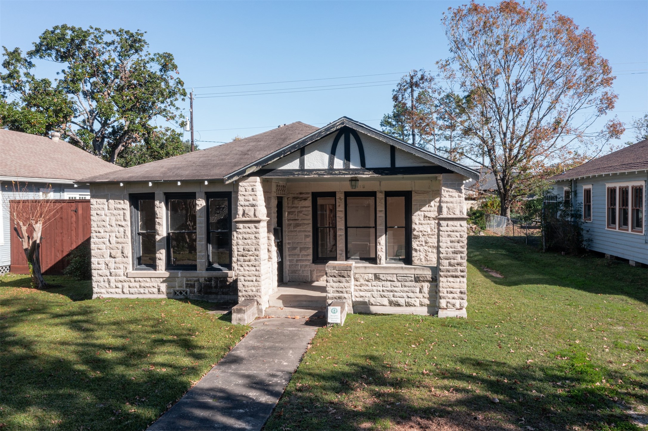 1118 Tulane Street Houston, TX 77008 - Photo 3 of 14 a front view of a house with garden