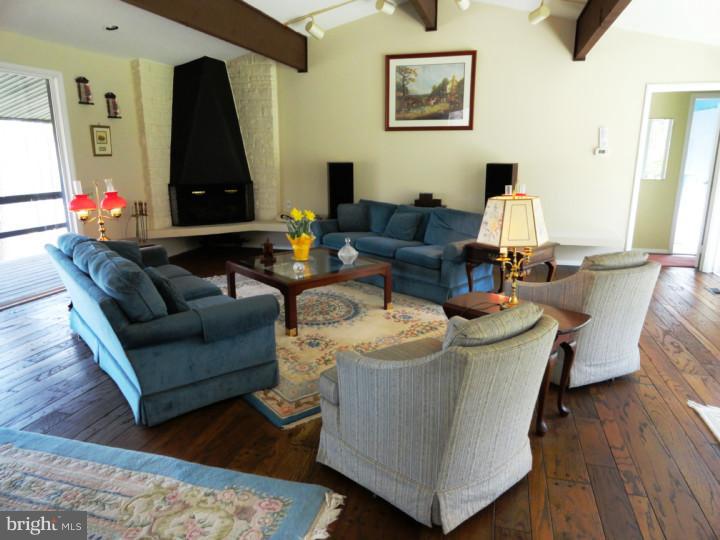 558 Church Road Malvern, PA 19355 - Photo 4 of 17 Living Room