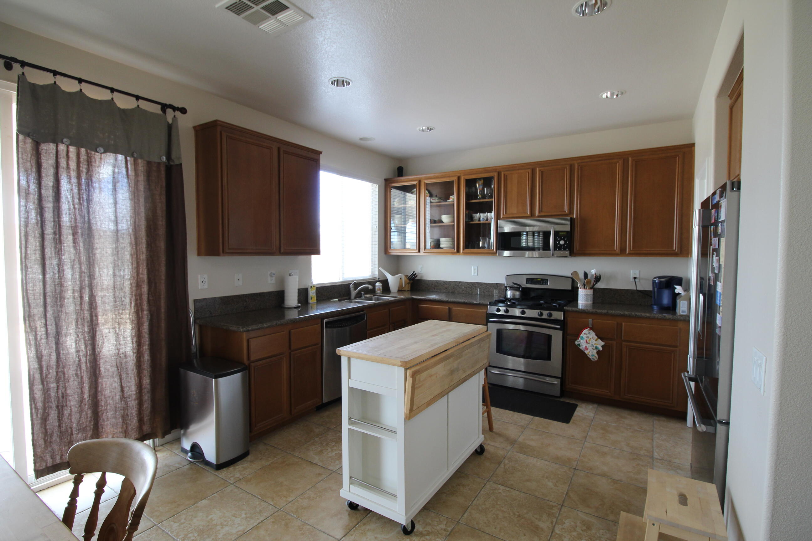 2841 Hornbeam Road Palmdale, CA 93551 - Photo 3 of 36 Spacious kitchen