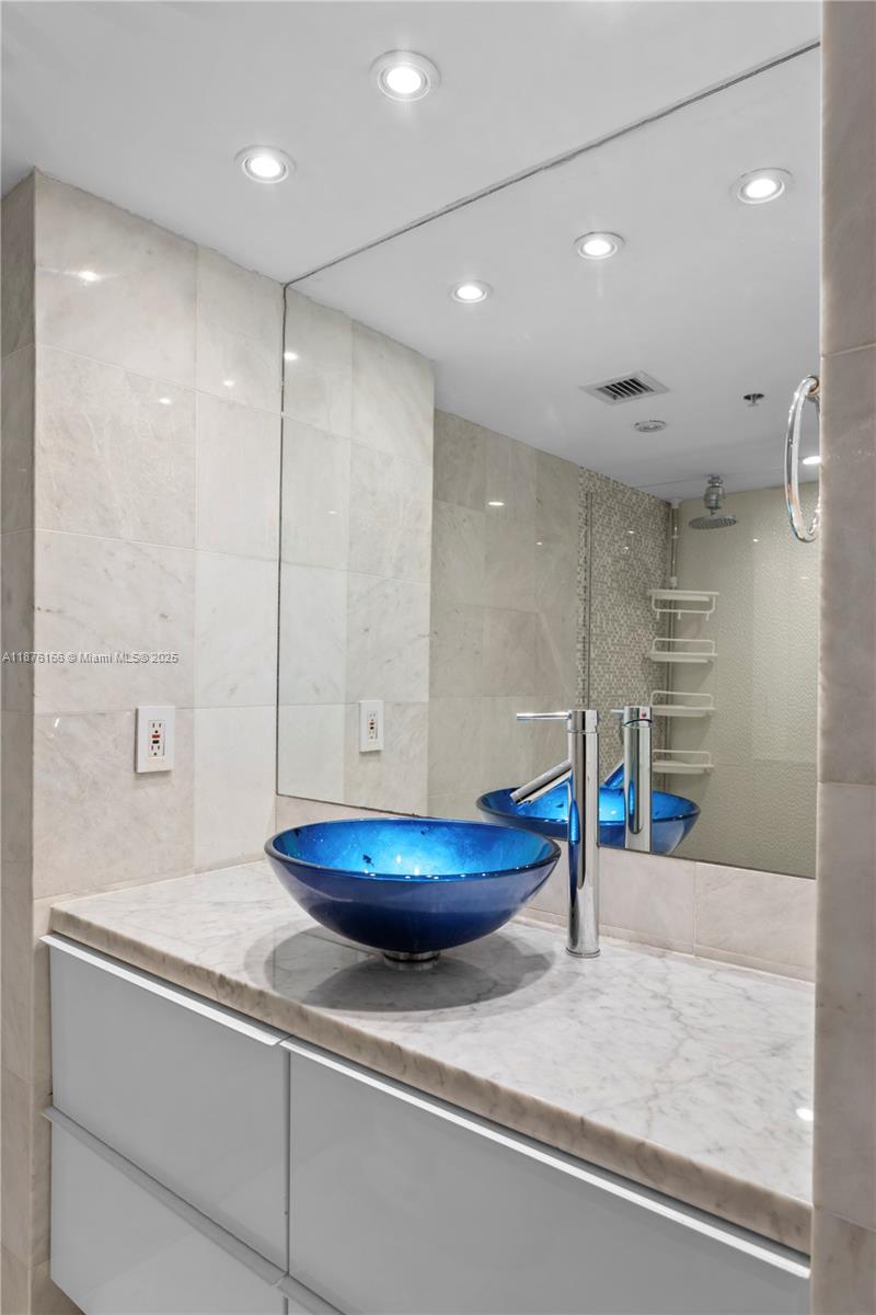 1500 Bay Road, Unit 866S Miami Beach, FL 33139 - Photo 14 of 19 a view of a bathroom