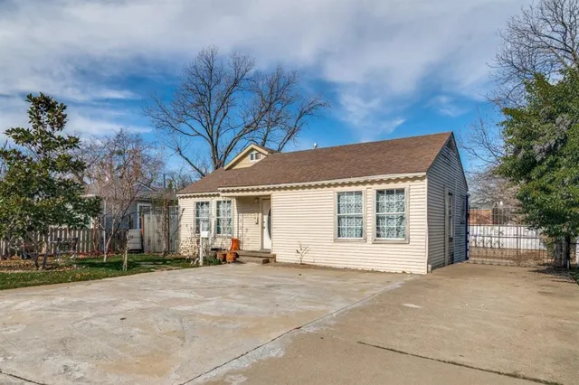 a view of a house with a backyard