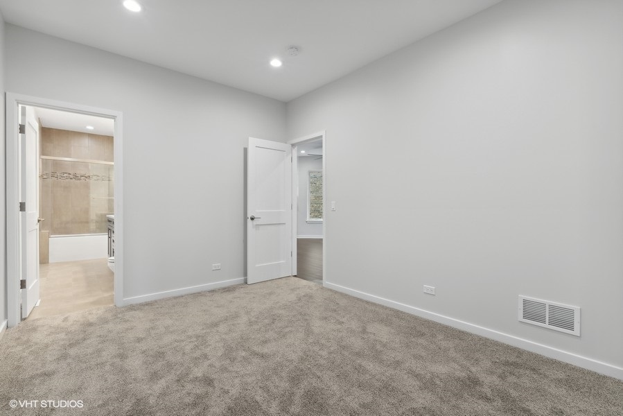 1220 West Roscoe Street Chicago, IL 60657 - Photo 11 of 35 an empty room with an entryway