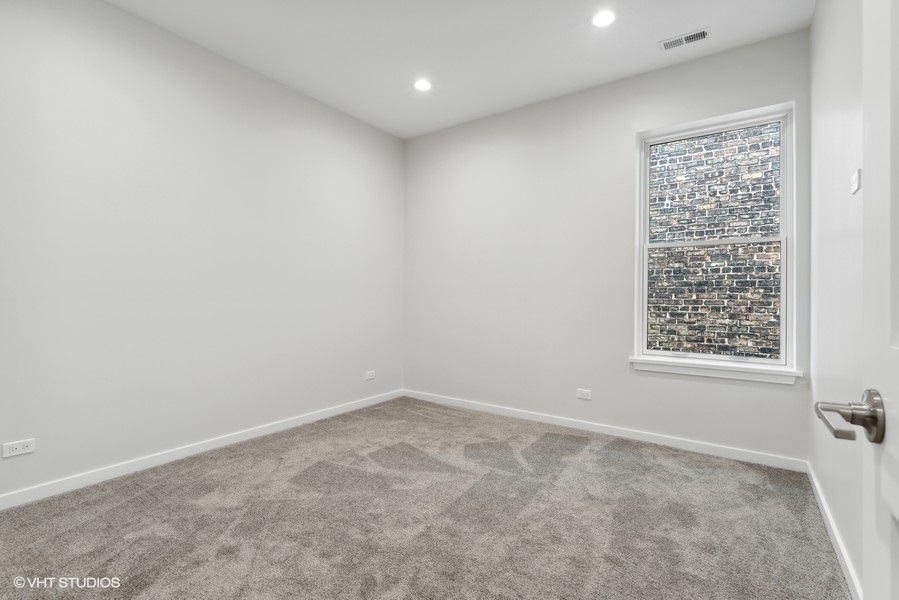 1220 West Roscoe Street Chicago, IL 60657 - Photo 26 of 35 an empty room with a window