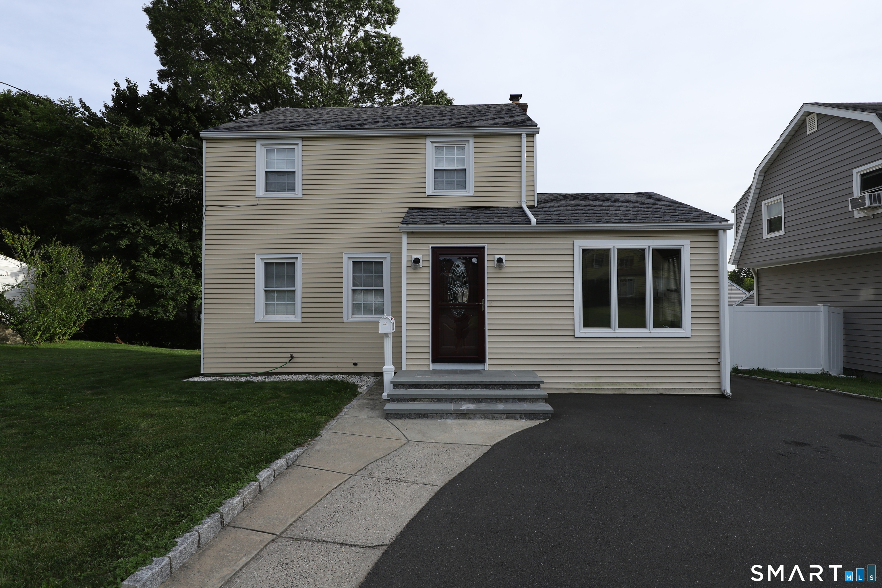 2701 Old Town Road Bridgeport, CT 06606 - Photo 6 of 28 Gallery Image 6