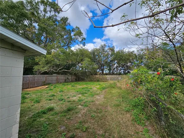 a view of yard with green space