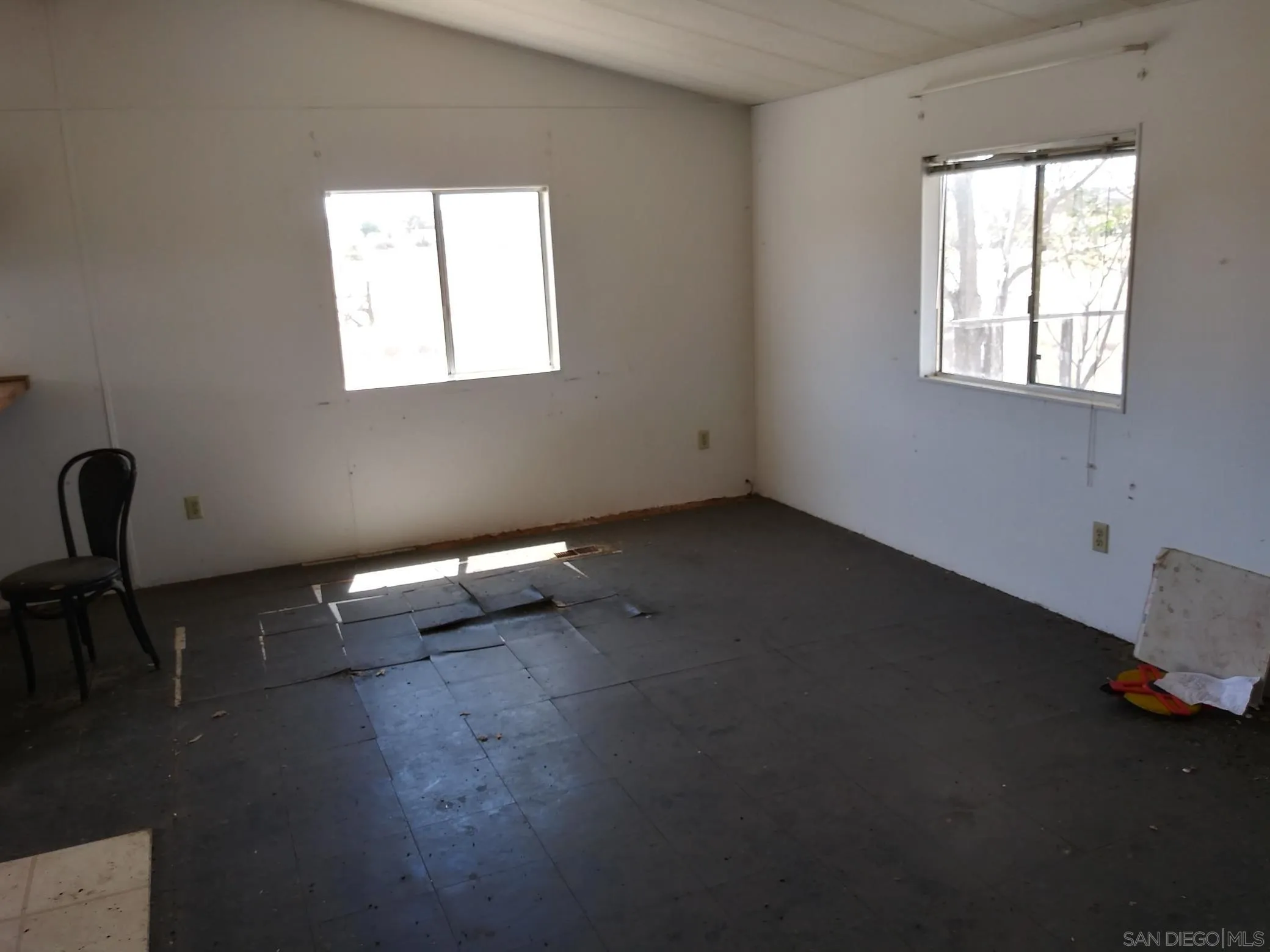 37660 Montezuma Valley Road Ranchita, CA 92066 - Photo 3 of 6 a room with windows