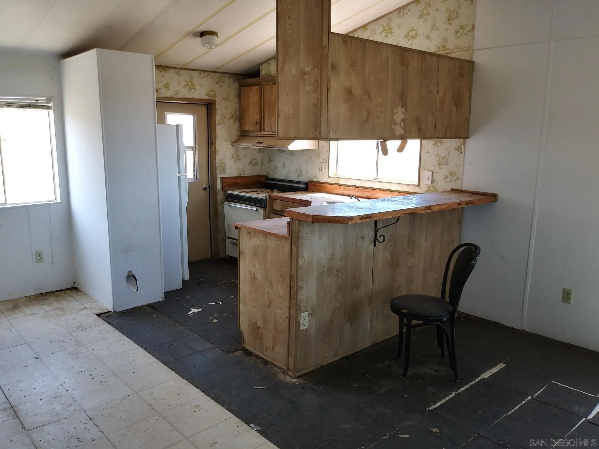 37660 Montezuma Valley Road Ranchita, CA 92066 - Photo 4 of 6 a kitchen with table and chairs