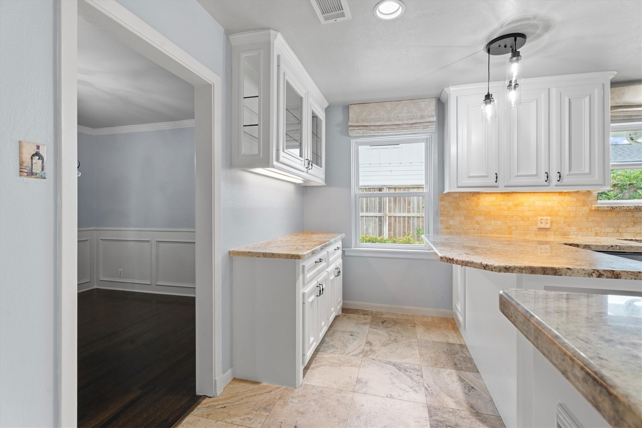 1328 Bingle Road Houston, TX 77055 - Photo 16 of 48 Additional kitchen seating
