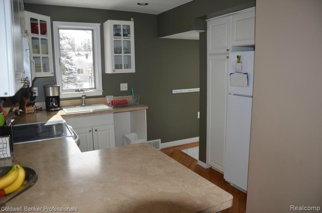 715 1st Street Rochester, MI 48307 - Photo 5 of 18 Great counter space