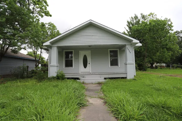 a view of a back yard of the house