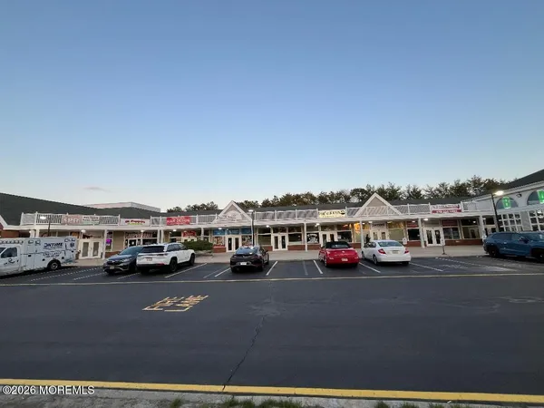$395,000 | 106 Chesterfield Lane, Toms River, NJ 08757