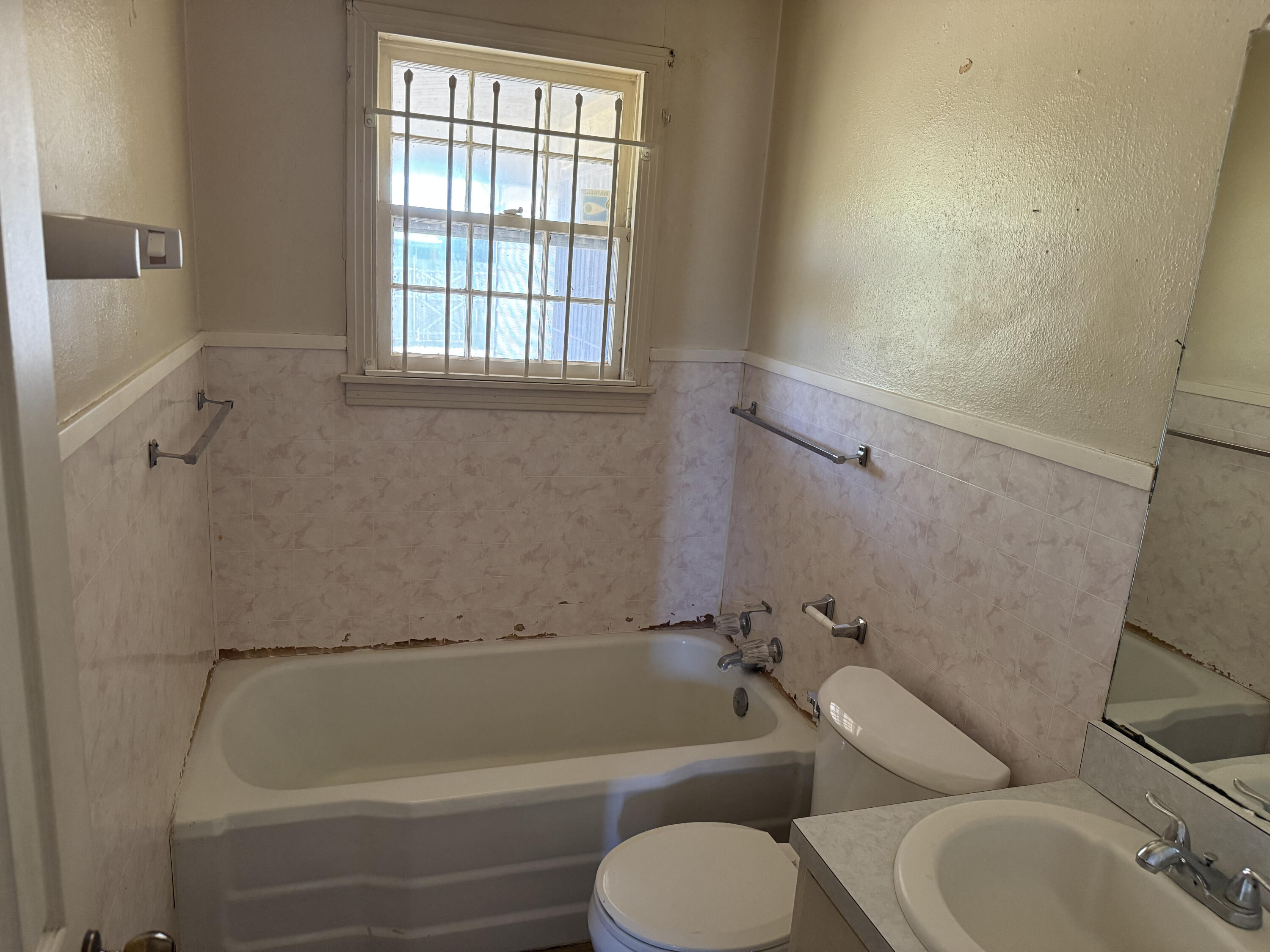 3103 Harvard Street Lubbock, TX 79415 - Photo 4 of 16 a bathroom with a toilet and bathtub