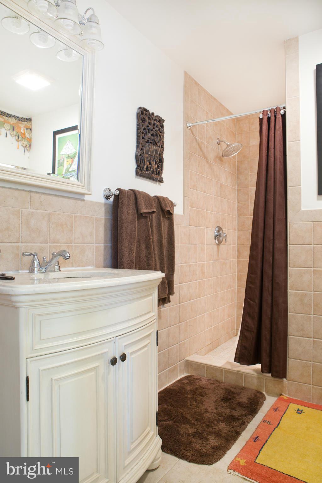 27 Alder Road Annapolis, MD 21403 - Photo 8 of 26 Main Floor Bath