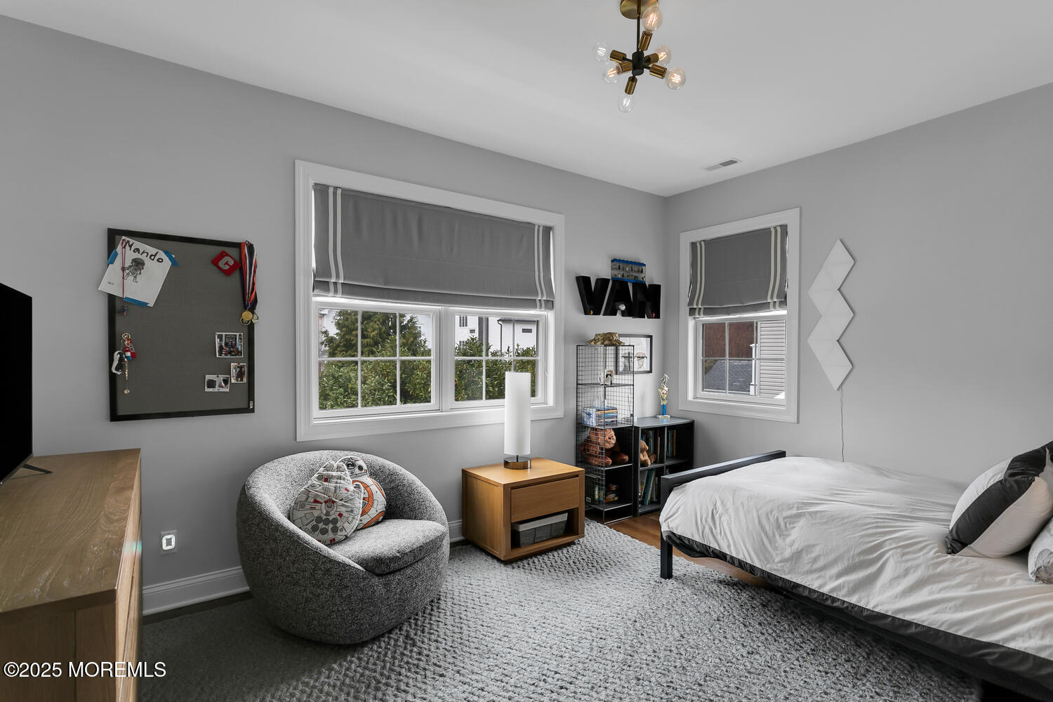 86 Washington Street Rumson, NJ 07760 - Photo 28 of 43 a spacious bedroom with a bed and a couch