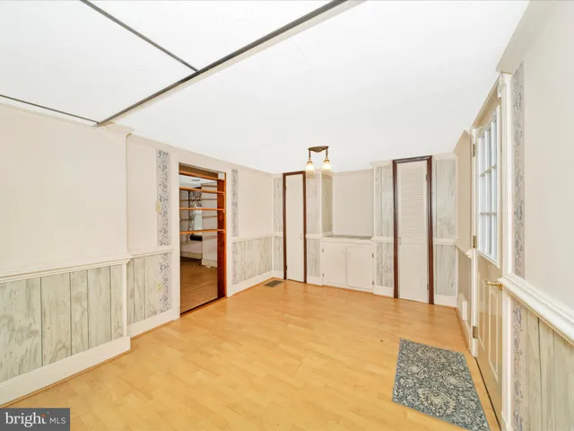 a view of a big room with closet and windows
