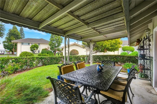 a view of an outdoor sitting area with backyard