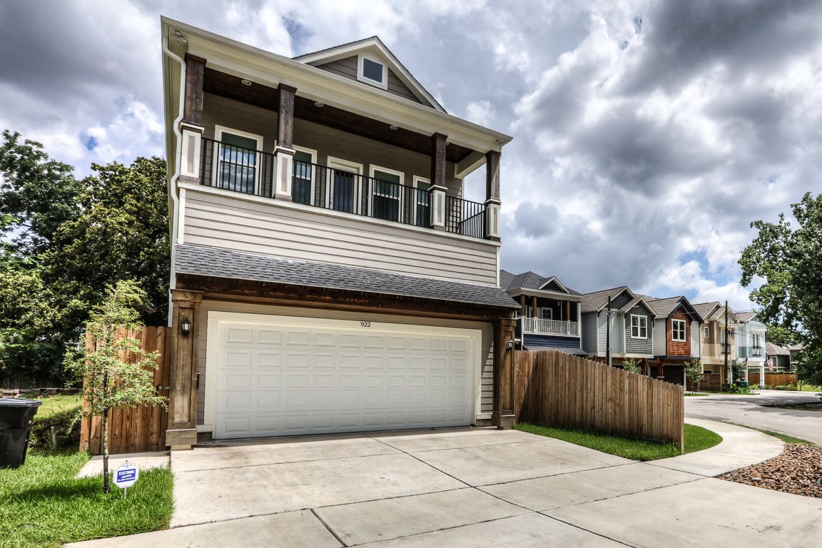 922 Alexander Street Houston, TX 77008 - Photo 43 of 43 922 situated on the curve of this quiet residential street.