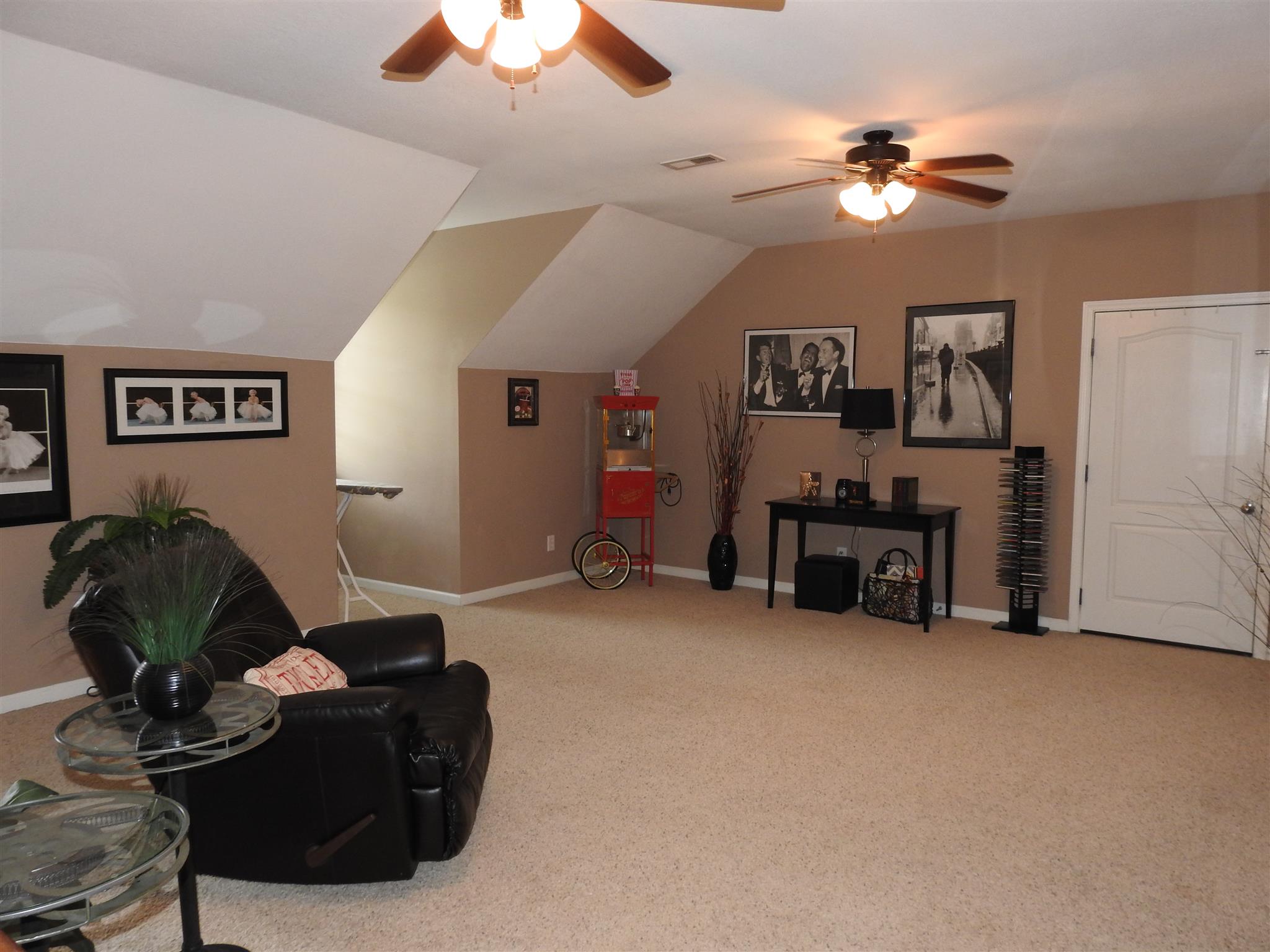1040 Drake Road Clarksville, TN 37043 - Photo 13 of 29 a living room with furniture