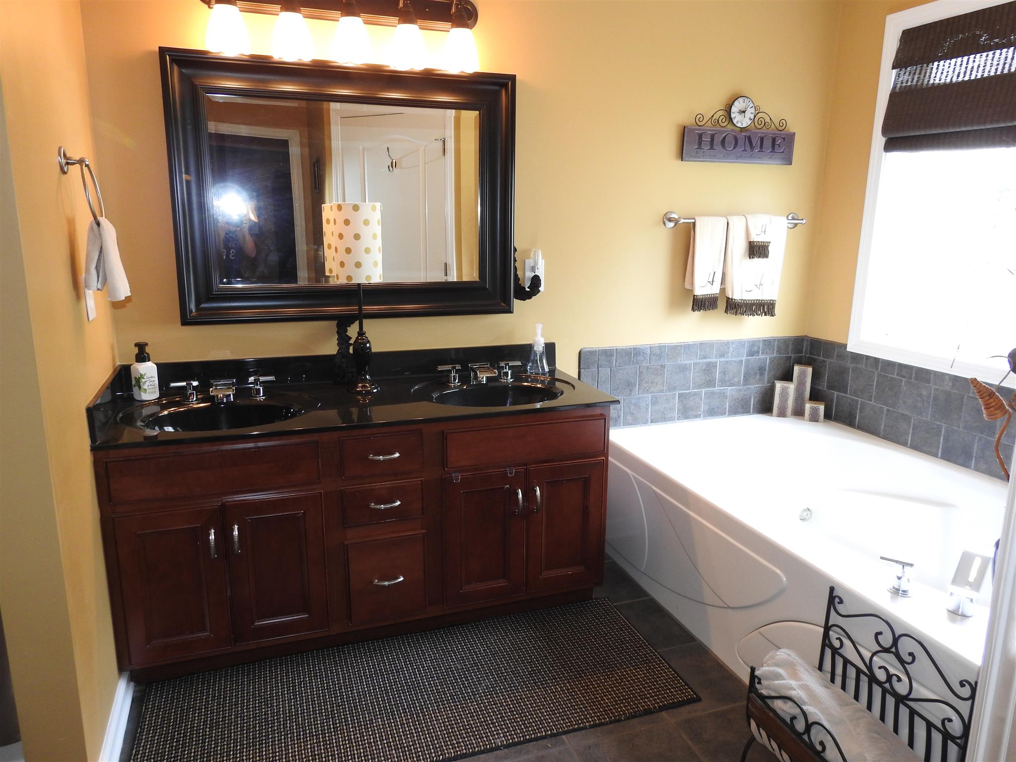 1040 Drake Road Clarksville, TN 37043 - Photo 16 of 29 a bathroom with a bathtub and a sink