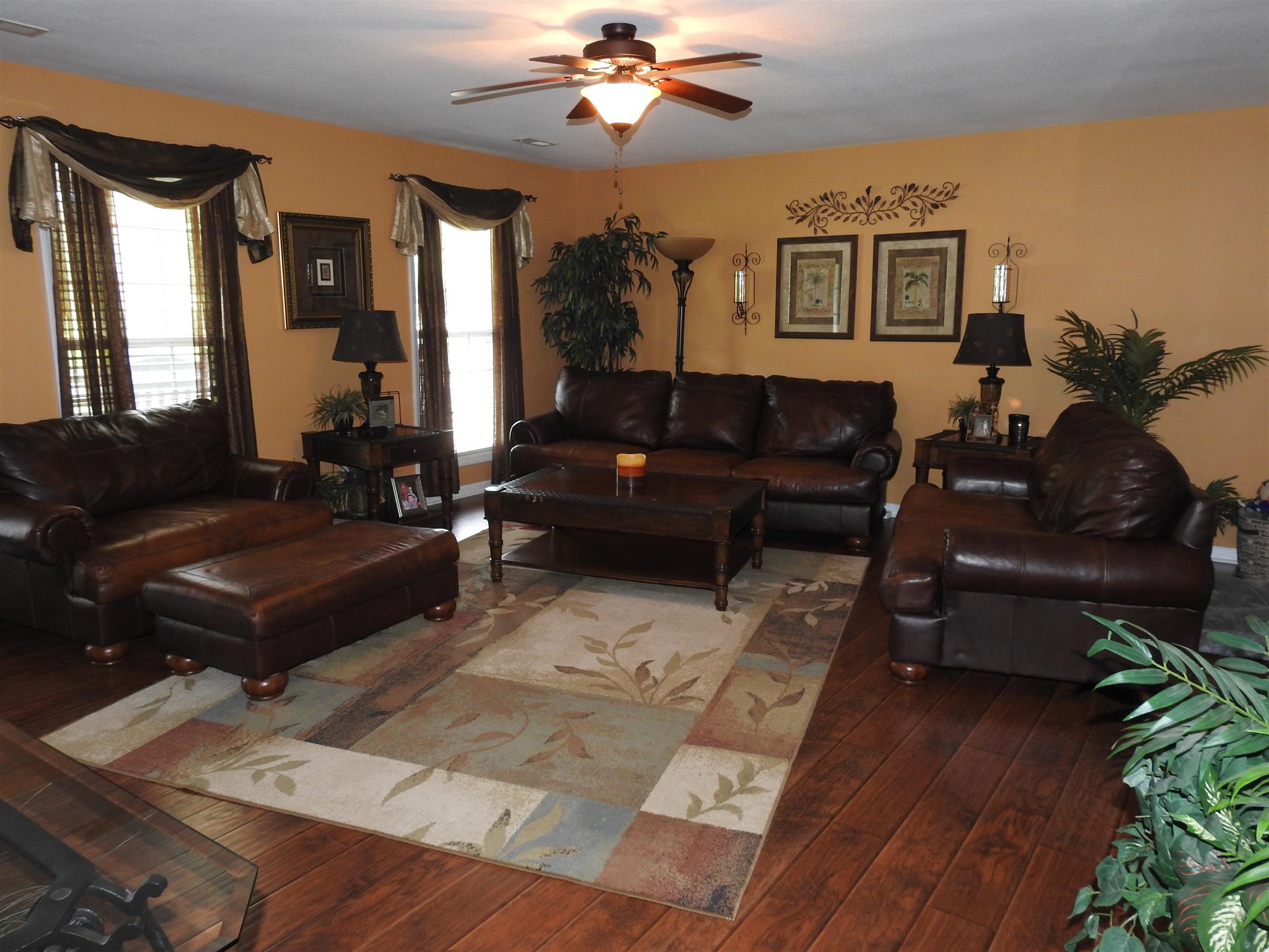 1040 Drake Road Clarksville, TN 37043 - Photo 4 of 29 a living room with furniture and a potted plant
