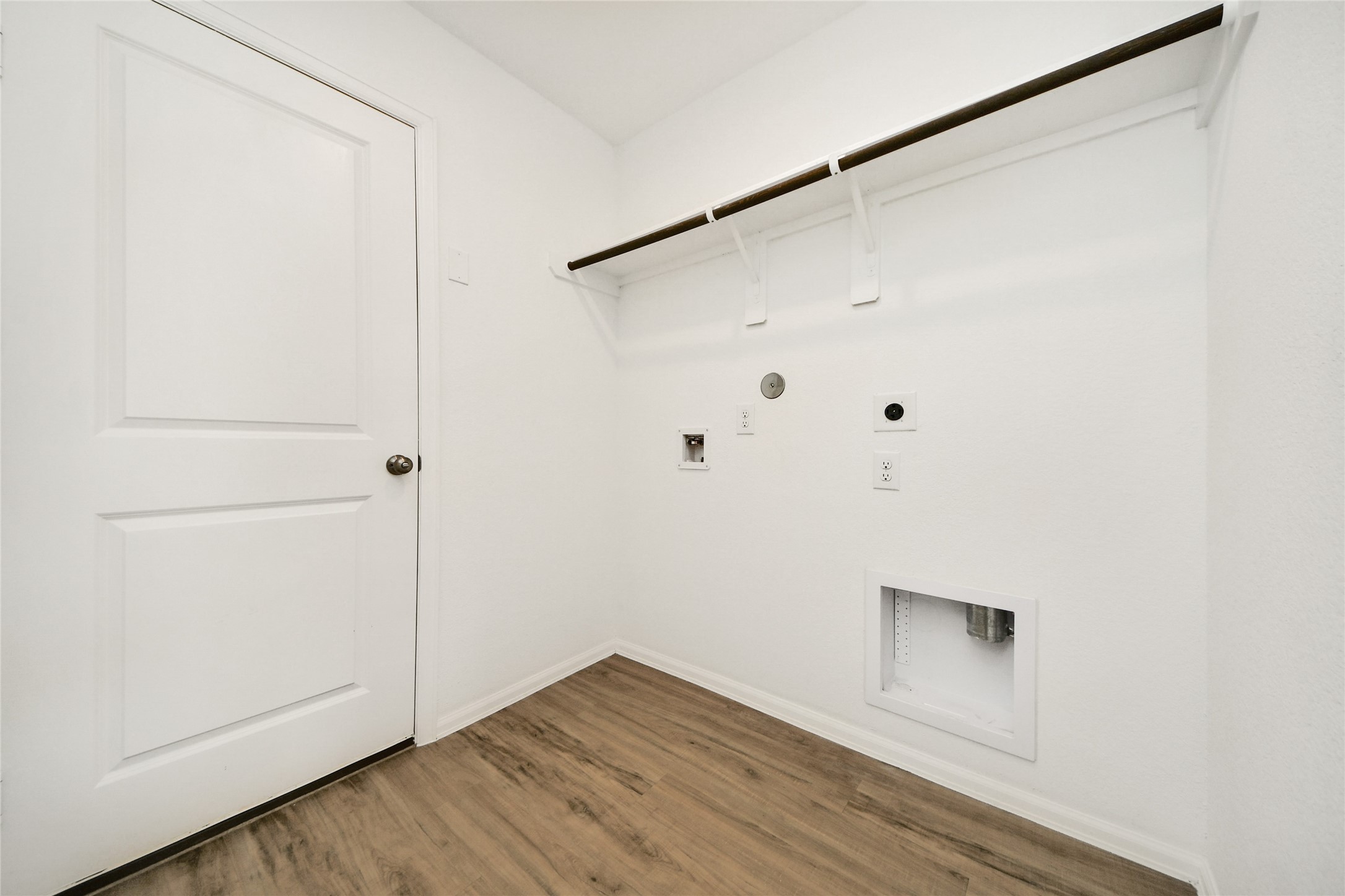 5011 Stratton Lane Rosharon, TX 77583 - Photo 15 of 38 Laundry room