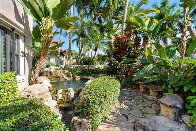 a view of yard with green space