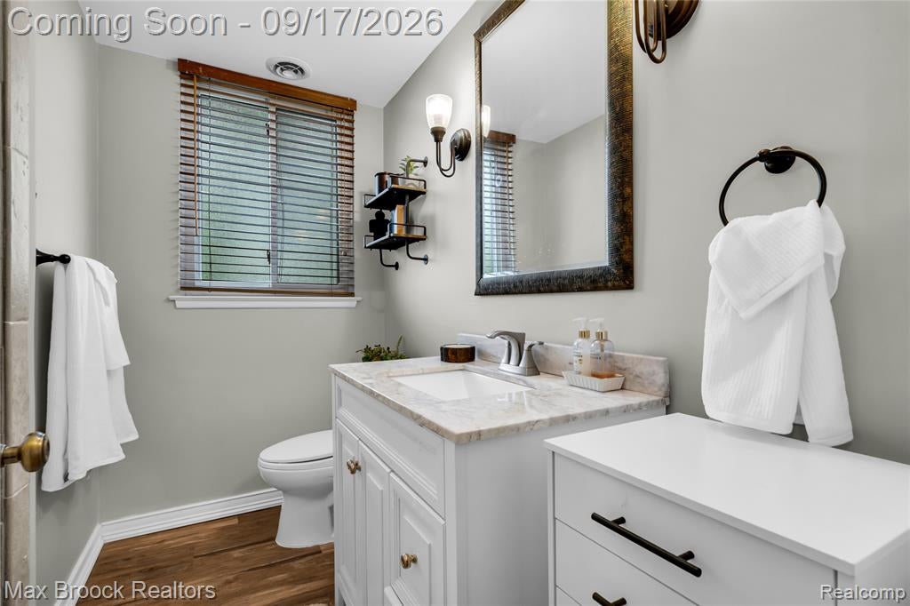 1752 Middle Trail Road Walled Lake, MI 48390 - Photo 15 of 33 Gallery Image 15
