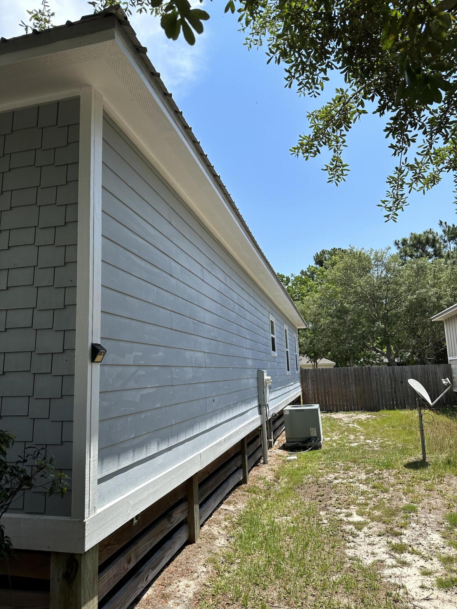 261 County Line Road Niceville, FL 32578 - Photo 3 of 17 a view of a back yard of the house
