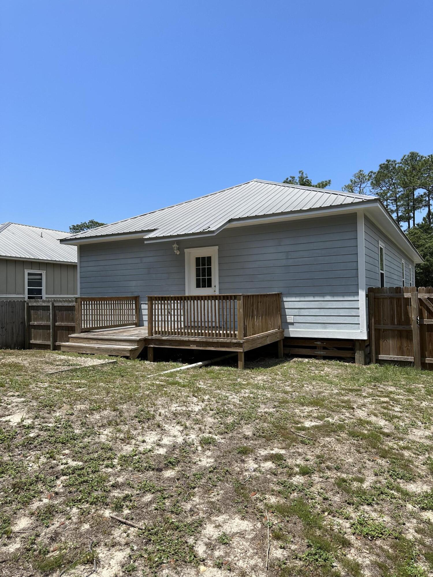 261 County Line Road Niceville, FL 32578 - Photo 4 of 17 a backyard of a house