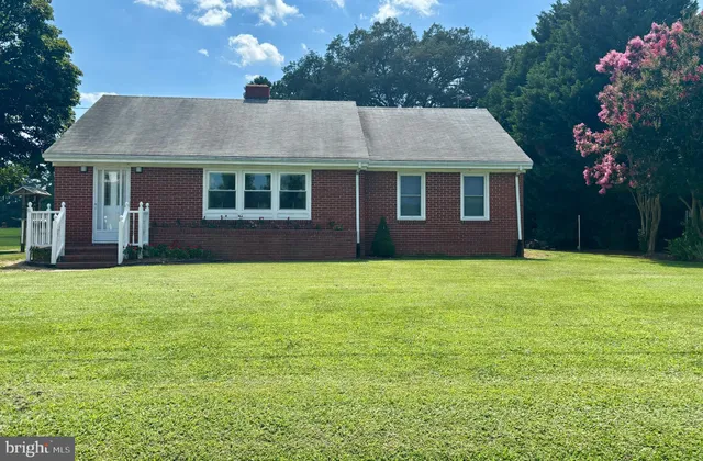 a view of a yard in front of house